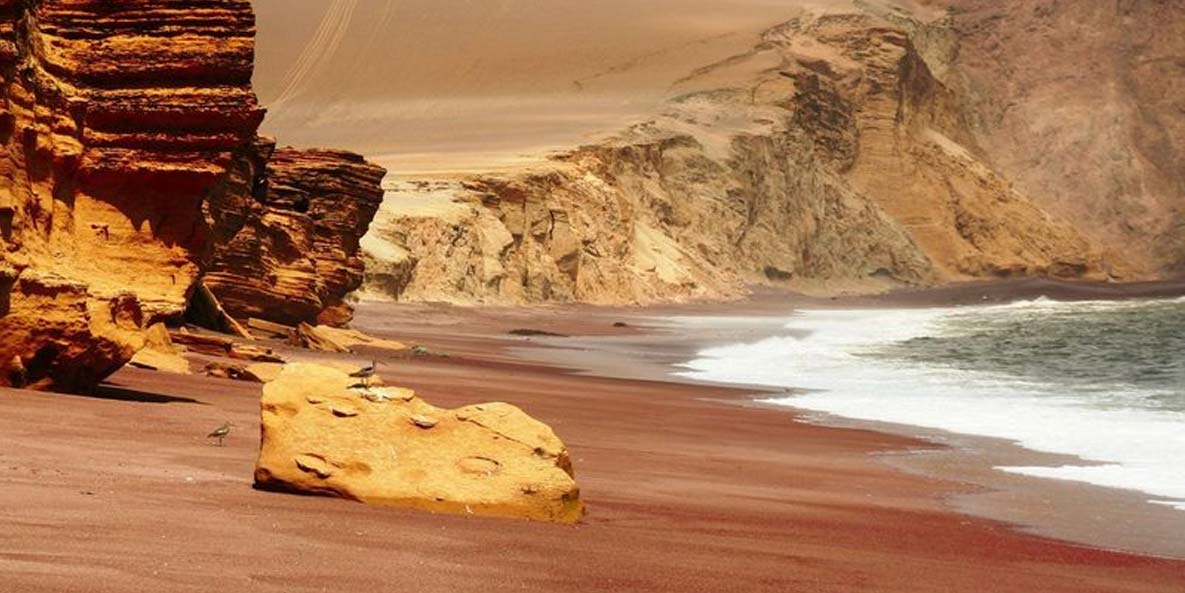 Playa Roja in Paracas, Peru